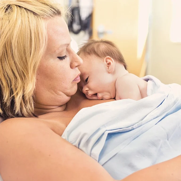 Best Postpartum Diapers & Pads For New Moms 2023